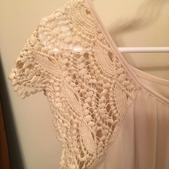 Gorgeous Lush dress with lace and pleats - Picture 3 of 6